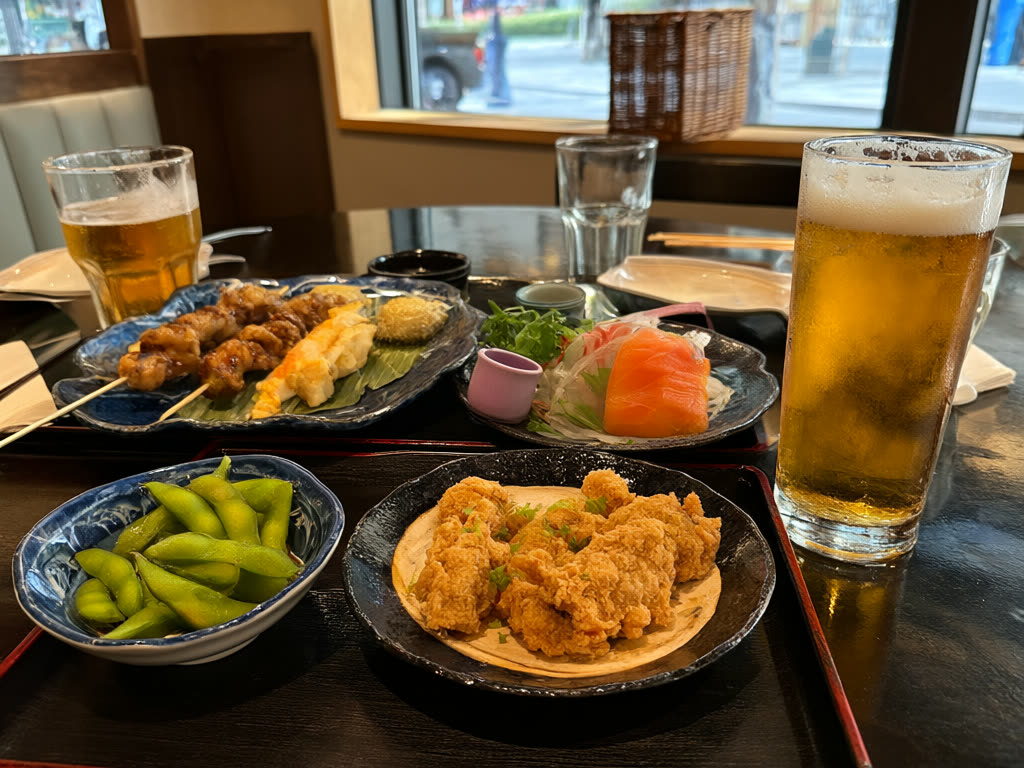 ¿Sin reserva? Sada Juro Nakameguro – Ningún local nos pagó: el yakitori de Tokio que una IA eligió entre 14 publicaciones de viajeros, desde brochetas de 50 yenes hasta barras de 8 plazas