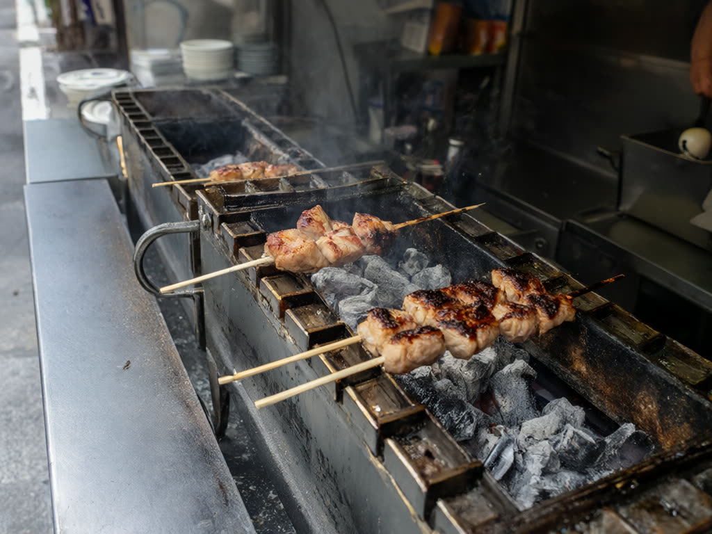 Yokocho: los callejones, en resumen – Ningún local nos pagó: el yakitori de Tokio que una IA eligió entre 14 publicaciones de viajeros, desde brochetas de 50 yenes hasta barras de 8 plazas